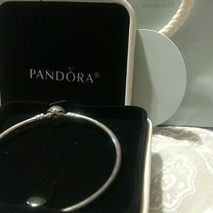 Pandora dainty bow bangle New with box